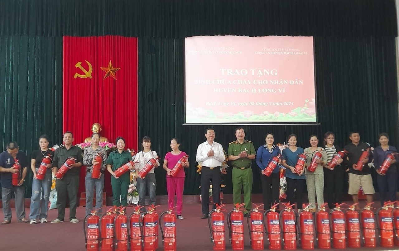 Huyện Bạch Long Vĩ: Trao tặng hơn 100 bình chữa cháy và tuyên truyền kiến thức, kỹ năng về PCCC và thoát nạn cho Nhân dân huyện đảo